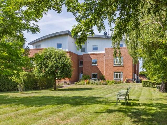 Flat for sale in Milford, Fole