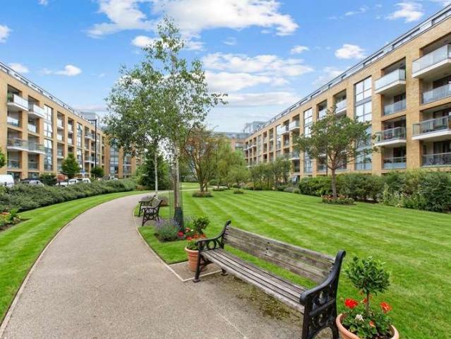 Flat for sale in London Borough of Hackney, Greater London