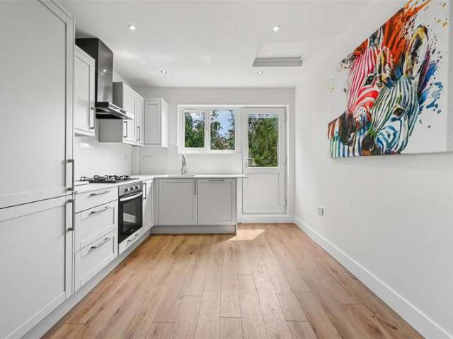 Flat for rent in London Borough of Merton, Collier's Wood