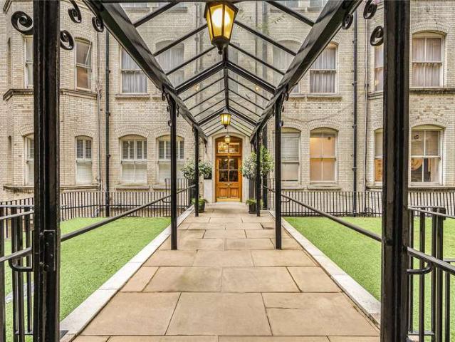 Flat for sale in Saint Giles, Bloomsbury