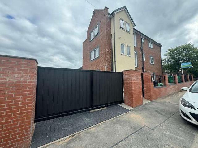 Flat for rent in Burnedge, Greater Manchester