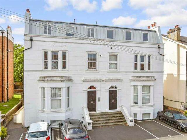 Flat for sale in Wallington, Greater London