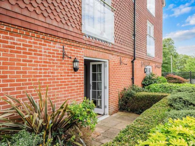 Flat for sale in Oxted, Hillview