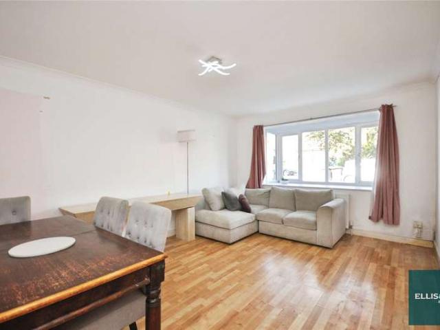 Flat for sale in Colney Hatch, Greater London
