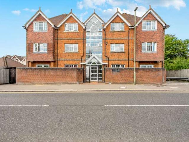 Flat for sale in Red Hill, Surrey