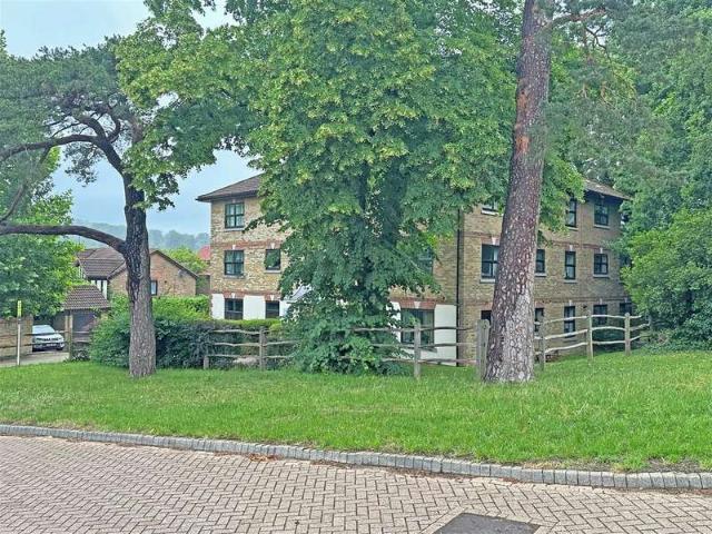 Flat for sale in Red Hill, Surrey