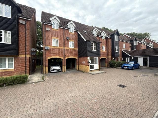 Apartment for rent in Old Dean, Heol-las