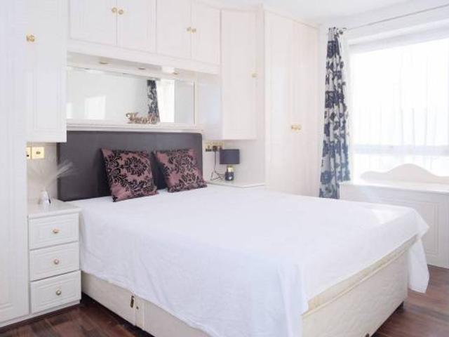 Apartment for rent in Newbury Park, Greater London