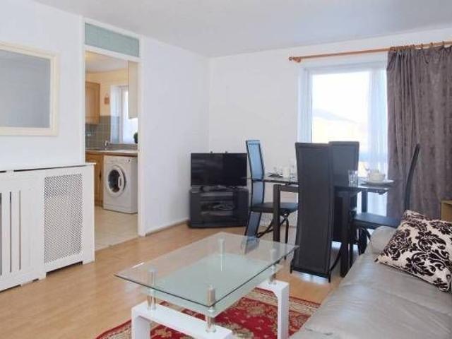 Apartment for rent in Newbury Park, Greater London