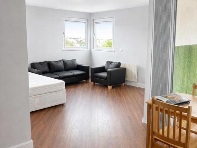 Flat for rent in London Borough of Hounslow, Cat Hill