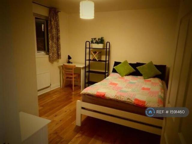 Flat for rent in Cat Hill, England