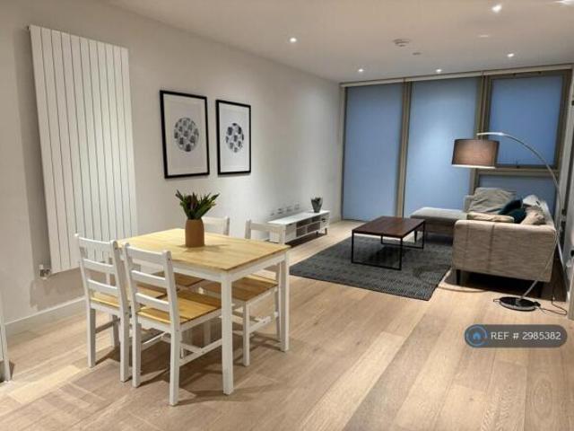 Flat for rent in Cat Hill, England