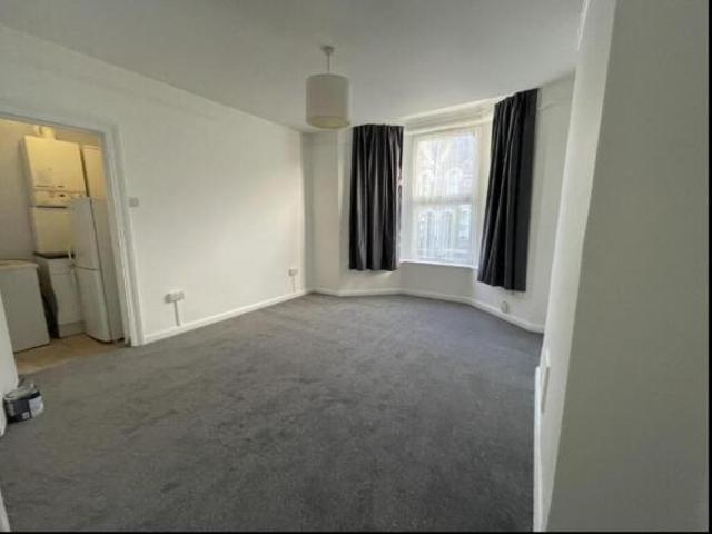 Flat for rent in Cat Hill, England