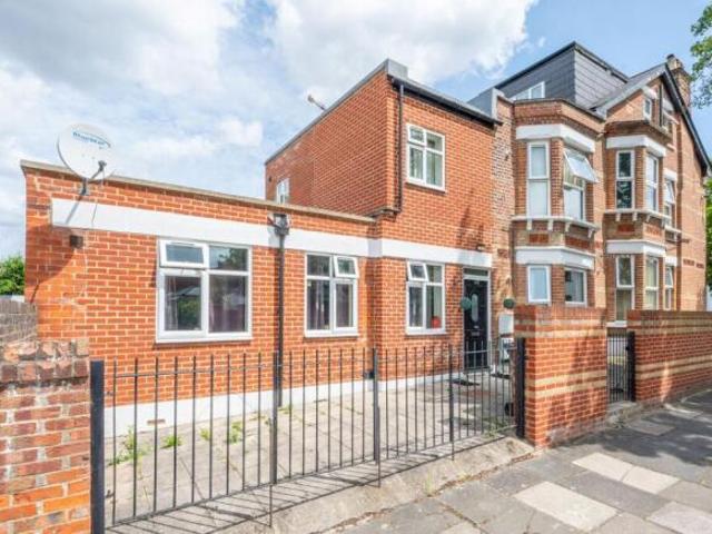Flat for rent in Acton, Greater London