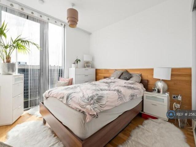 Flat for rent in Cat Hill, England