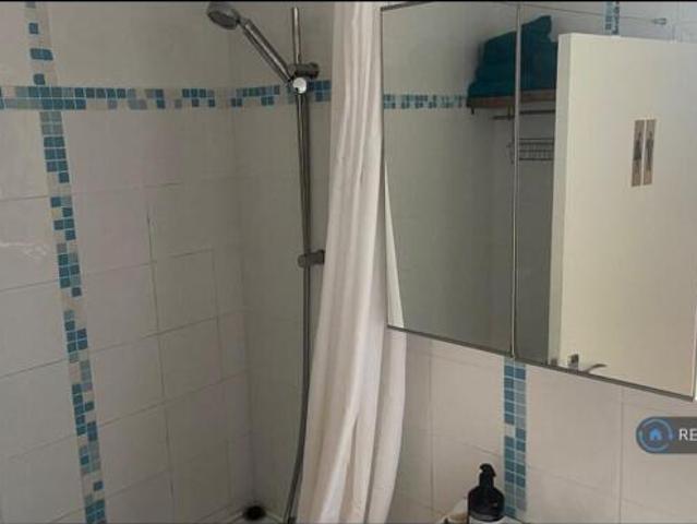Flat for rent in Cat Hill, England