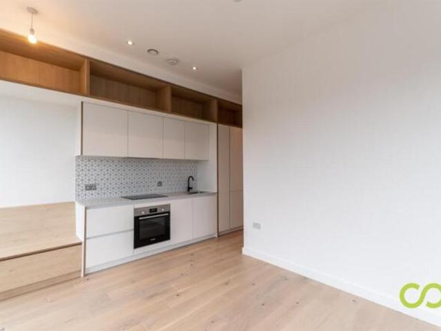 Flat for rent in Brentford End, Greater London