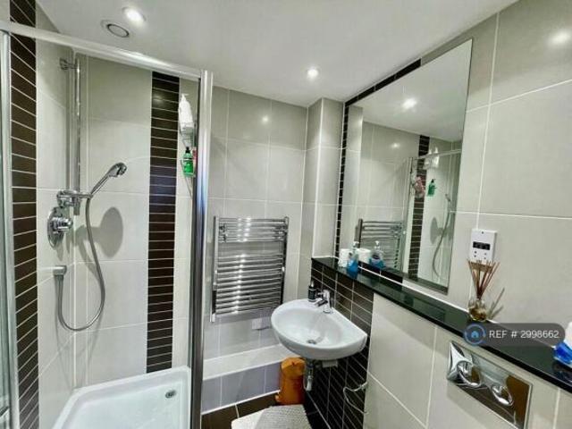 Flat for rent in Cat Hill, England