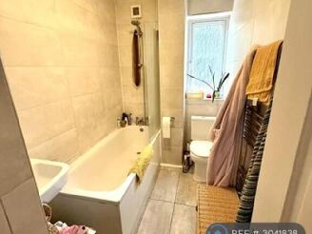 Flat for rent in Cat Hill, England
