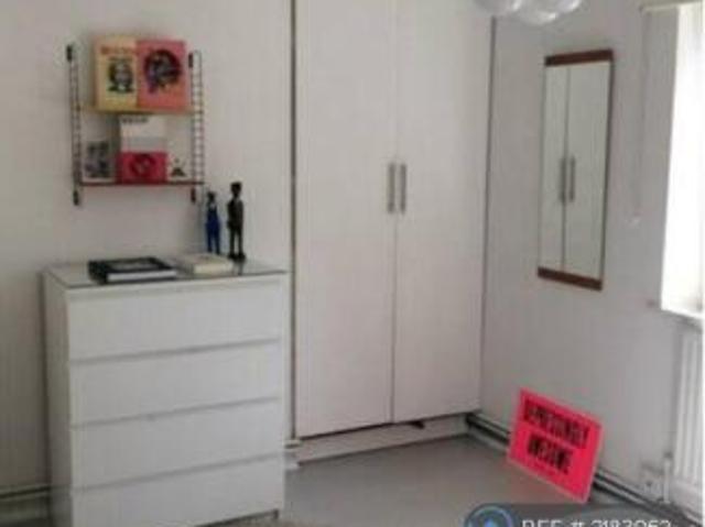 Flat for rent in Cat Hill, England