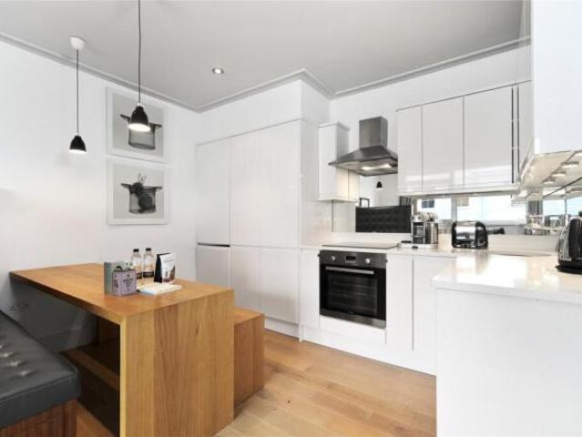 Flat for rent in Cat Hill, England