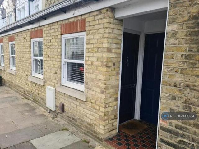 Flat for rent in Cat Hill, England