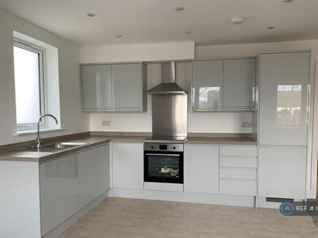 House for rent in Heol-las, Surrey
