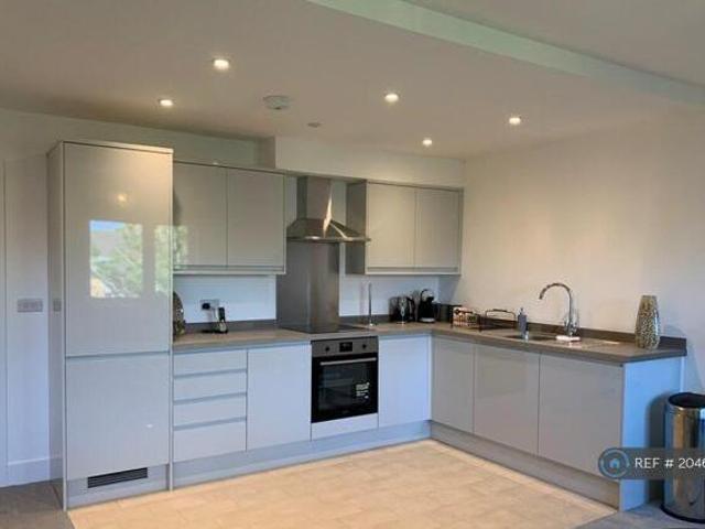 House for rent in Heol-las, Surrey