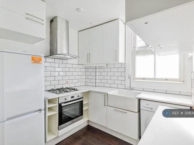 Flat for rent in Cat Hill, England