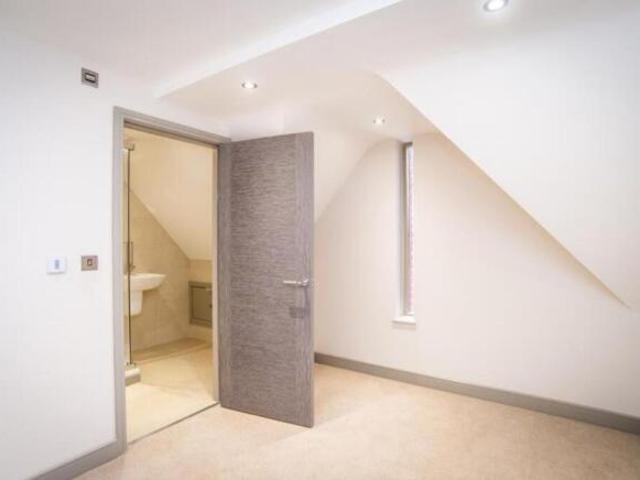 Flat for rent in South Lane, West Yorkshire