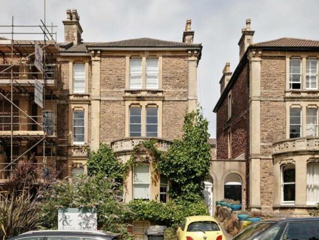 Flat for rent in Beaufort, Wales