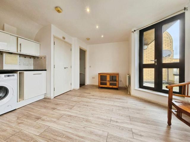 Flat for rent in London Borough of Hounslow, Cat Hill