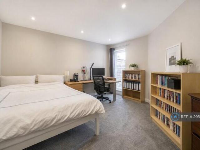 Flat for rent in Cat Hill