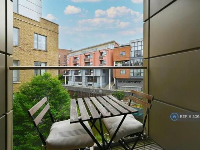 Flat for rent in Cat Hill, England