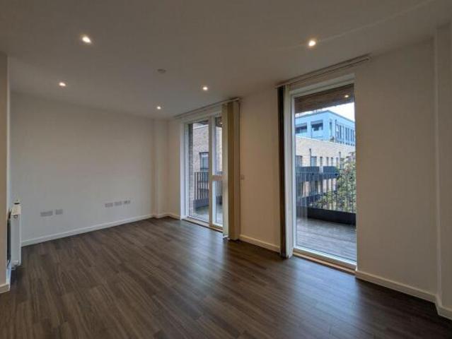 Flat for rent in South Lane, West Yorkshire