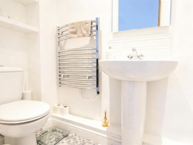 Flat for rent in Cat Hill, England