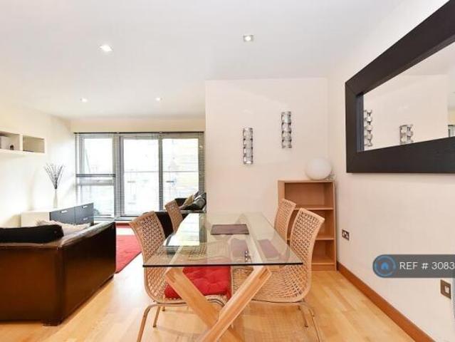 Flat for rent in Cat Hill, England