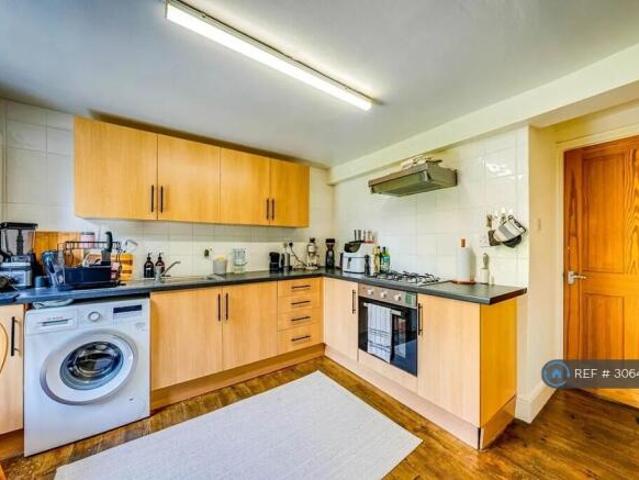 Flat for rent in Cat Hill, England
