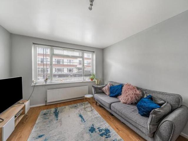 Flat for rent in Brentford End, Greater London