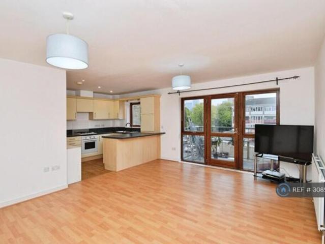 Flat for rent in Cat Hill, England