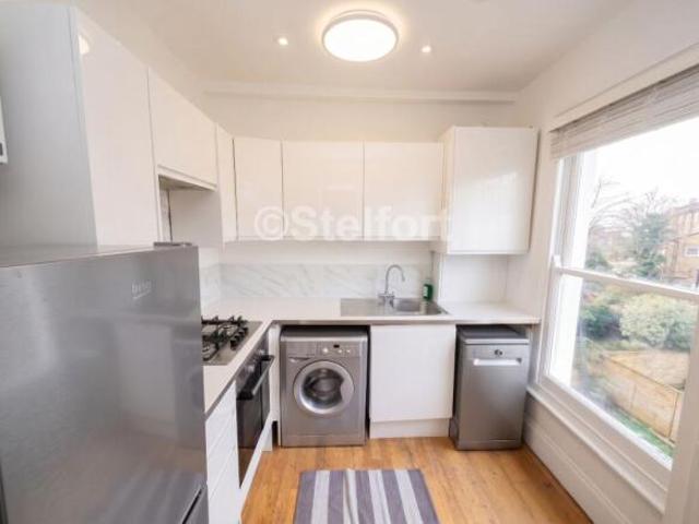 Flat for rent in Cat Hill, England