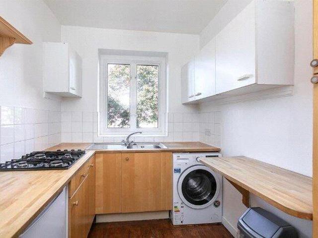 Flat for rent in Cat Hill, England