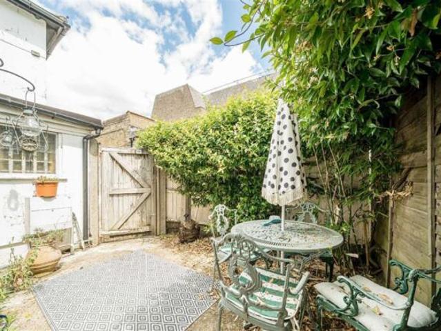 Flat for rent in Teddington, Greater London