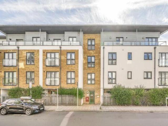 Flat for rent in Tooting Graveney, Greater London