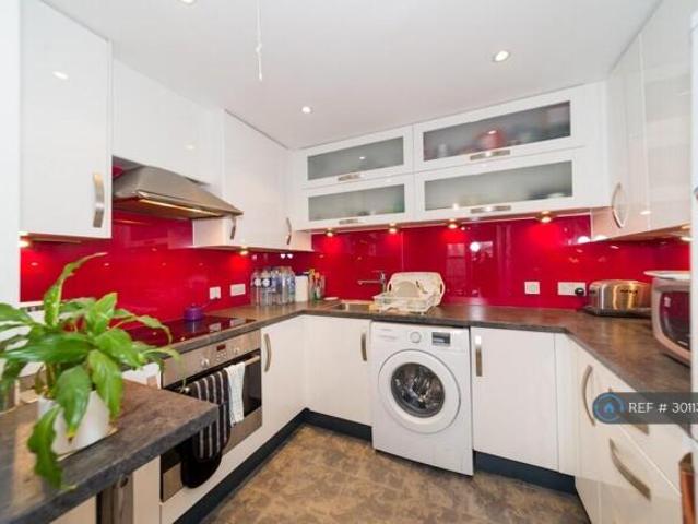 Flat for rent in Cat Hill, England