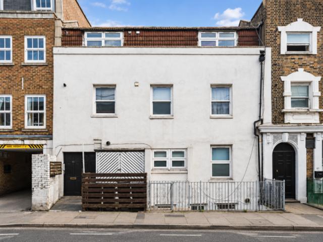 Flat for rent in Cat Hill, England