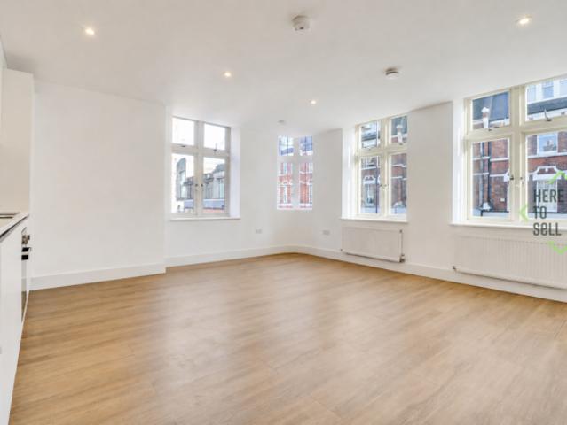 Flat for rent in Burleigh, Stroud