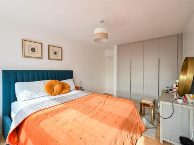 Flat for rent in Cat Hill, England
