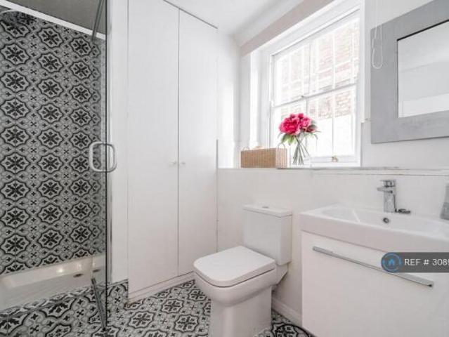Flat for rent in Cat Hill, England