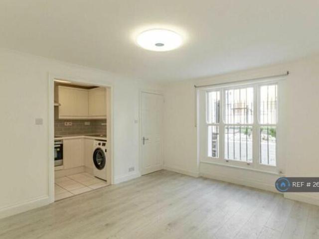 Flat for rent in Cat Hill, England